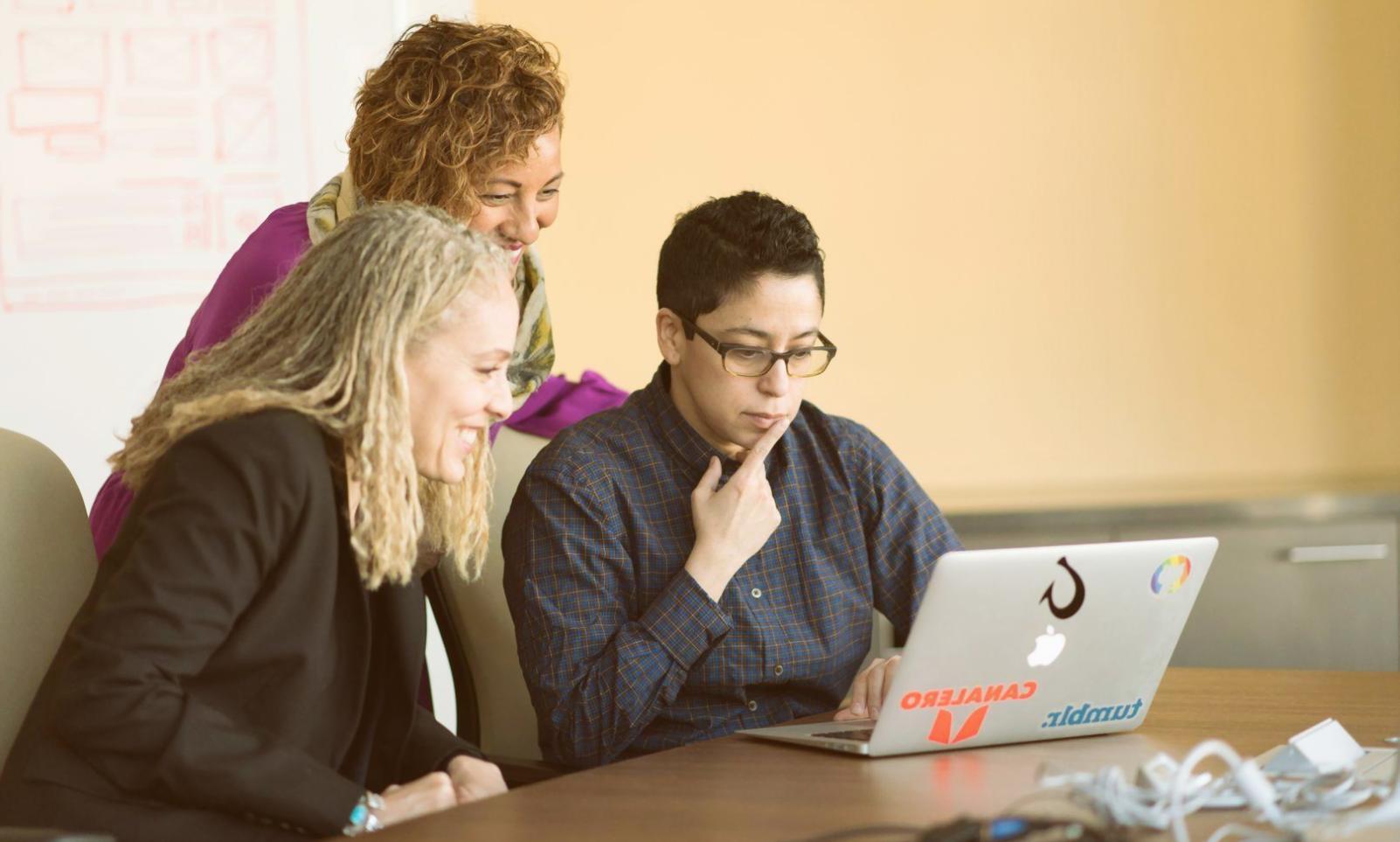 Bureau moderne avec analyses financières et graphiques de données