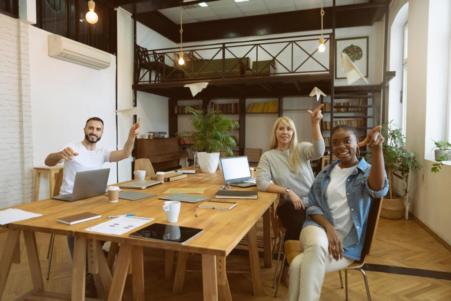 Espace de travail organisé avec ordinateur portable moderne, clavier, souris et matériel professionnel pour formation en présentations business