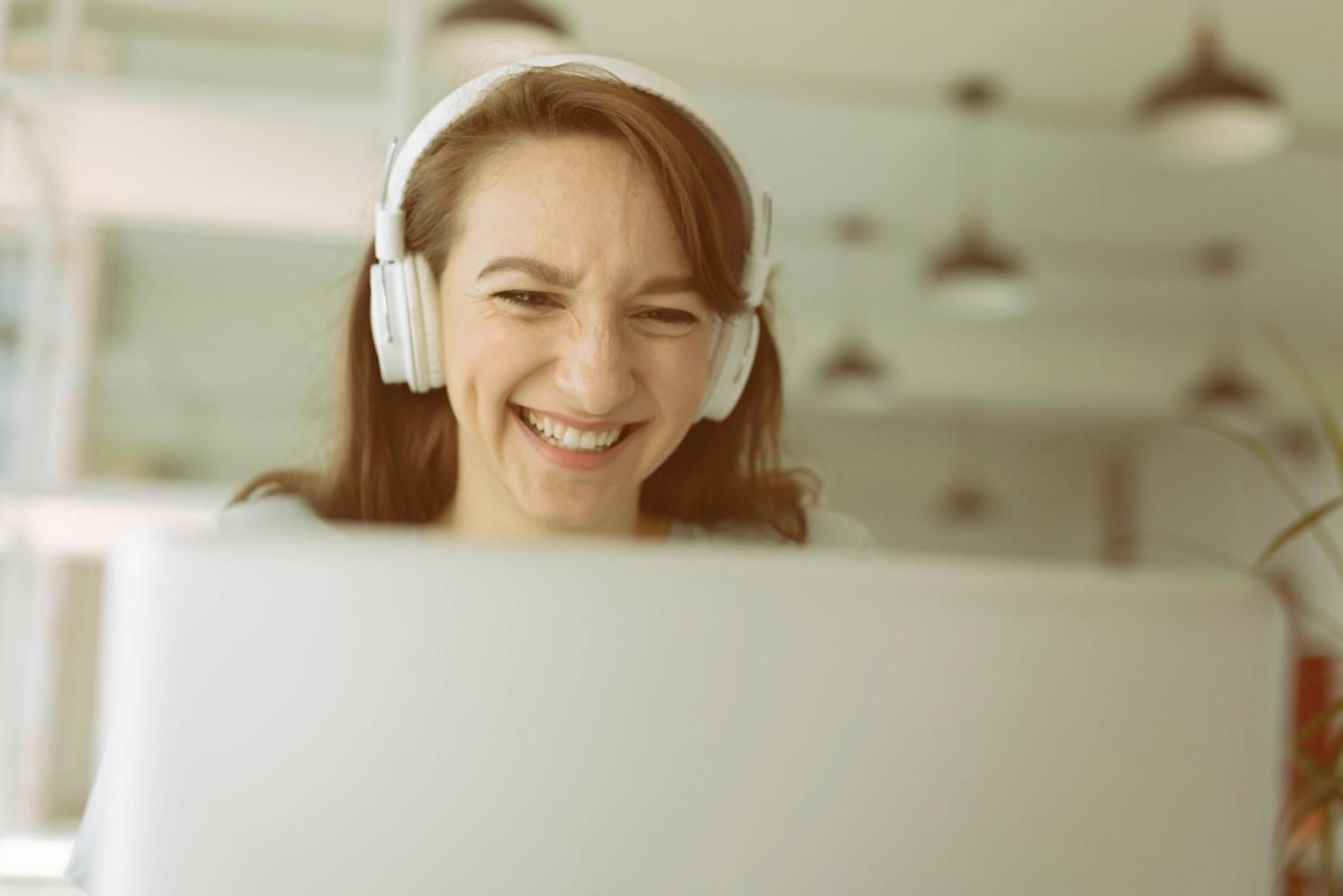 Professionnel présentant des analyses financières lors d'une réunion stratégique